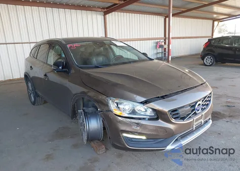2018 Volvo V60 Cross Country T5 z USA, uszkodzony, nr VIN YV440MWK4J2058052